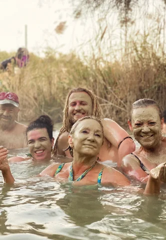 Grupo de personas bañándose