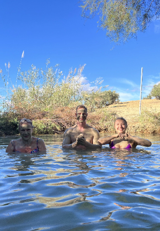 3 personas bañándose en las termas