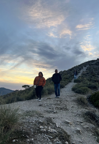 Dos personas paseando por la montaña