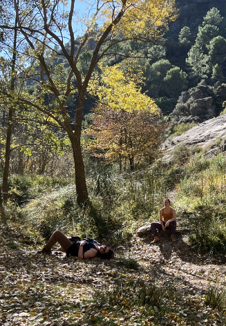 Dos senderistas descansando en el campo