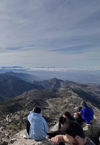 Grupo de amigos descansando en el pico de la montaña