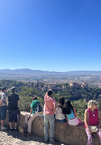 Personas admirando la Alhambra desde un mirador